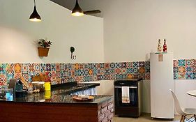 Casa charmosa em condomínio arborizado